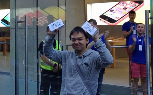Стал известен первый в мире покупатель iPhone 5S