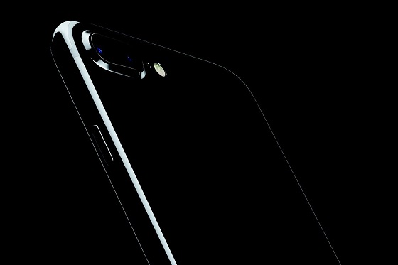 Знайти iPhone jet black у темній кімнаті допоможе Apple Watch
