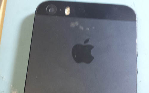 Слух: Появилось фото iPhone 5S с задней крышкой и без